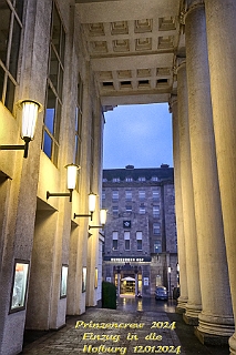 Hofburg 2024-01-12 01  Einzug in die Hofburg - 12. Januar 20204, ein kühler Abend am WYNDHAM Hotel Duisburger Hof. Wir begrüßten die anwesenden Gesellschaften vor der Tür mit anschließender Fahnenhissung. Danach gab es ein feucht fröhliches Miteinander im warmen Pfeilersaal. : DVPJ, Matthias I, Leonardo I., Prinz Karneval, Prinz, Prinzessin Milen aI., Hofmarschälle, Pagen, Paginnen, HDK, Duisburg, Karneval, Helau, Tollität, Event, Session 2023, Session 2024, HDK, Duisburg, Hauptausschuss