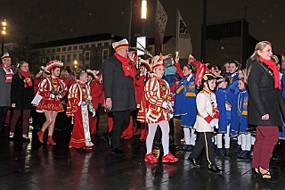 Hofburg 2024-01-12 04  Einzug in die Hofburg - 12. Januar 20204, ein kühler Abend am WYNDHAM Hotel Duisburger Hof. Wir begrüßten die anwesenden Gesellschaften vor der Tür mit anschließender Fahnenhissung. Danach gab es ein feucht fröhliches Miteinander im warmen Pfeilersaal. : DVPJ, Matthias I, Leonardo I., Prinz Karneval, Prinz, Prinzessin Milen aI., Hofmarschälle, Pagen, Paginnen, HDK, Duisburg, Karneval, Helau, Tollität, Event, Session 2023, Session 2024, HDK, Duisburg, Hauptausschuss