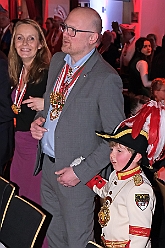 Prinzenempfang 2024-01-14 31  Prinz Matthias I. empfängt im Steinhof - Eine Schar von Sponsoren, Family and Friends, dem HDK-Förderkreis und Abordnungen der Stadt und Gesellschaften füllten den Saal des Kultur- und Bürgerzentrum Duisburg-Süd „Steinhof“ Huckingen. Ihnen wurde ein kleines, kurzweiliges Programm geboten. : DVPJ, Matthias I, Leonardo I., Prinz Karneval, Prinz, Prinzessin Milen aI., Hofmarschälle, Pagen, Paginnen, HDK, Duisburg, Karneval, Helau, Tollität, Event, Session 2023, Session 2024, HDK, Duisburg, Hauptausschuss