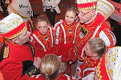 Prinzenempfang 2024-01-14 60  Prinz Matthias I. empfängt im Steinhof - Eine Schar von Sponsoren, Family and Friends, dem HDK-Förderkreis und Abordnungen der Stadt und Gesellschaften füllten den Saal des Kultur- und Bürgerzentrum Duisburg-Süd „Steinhof“ Huckingen. Ihnen wurde ein kleines, kurzweiliges Programm geboten. : DVPJ, Matthias I, Leonardo I., Prinz Karneval, Prinz, Prinzessin Milen aI., Hofmarschälle, Pagen, Paginnen, HDK, Duisburg, Karneval, Helau, Tollität, Event, Session 2023, Session 2024, HDK, Duisburg, Hauptausschuss