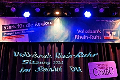 Volksbank 2024-01-16 01  Endlich war es wieder soweit…. - Im Kultur- und Bürgerzentrum Duisburg-Süd „Steinhof“ Huckingen war zum 8. Mal  die Volksbank Rhein-Ruhr Veranstalter einer Karnevalssitzung. Mit im Programm die Kinderprinzencrew und einige großartige Künstler des Kölner Karnevals, wie Brings . : DVPJ, Matthias I, Leonardo I., Prinz Karneval, Prinz, Prinzessin Milen aI., Hofmarschälle, Pagen, Paginnen, HDK, Duisburg, Karneval, Helau, Tollität, Event, Session 2023, Session 2024, HDK, Duisburg, Hauptausschuss