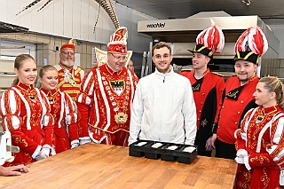 Prinzenbacken 2024-01-16 02  Prinzenbrot und Prinzenbacken - In diesem Jahr war Alles neu. In der Backstube von der Bäckerei und Konditorei „Vormann“ in Duisburg-Schlenk wurde zum 1. Mal unter fachmännischer Anleitung Brot und Hefezopf gebacken. : DVPJ, Matthias I, Leonardo I., Prinz Karneval, Prinz, Prinzessin Milen aI., Hofmarschälle, Pagen, Paginnen, HDK, Duisburg, Karneval, Helau, Tollität, Event, Session 2023, Session 2024, HDK, Duisburg, Hauptausschuss