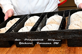 Prinzenbacken 2024-01-16 05  Prinzenbrot und Prinzenbacken - In diesem Jahr war Alles neu. In der Backstube von der Bäckerei und Konditorei „Vormann“ in Duisburg-Schlenk wurde zum 1. Mal unter fachmännischer Anleitung Brot und Hefezopf gebacken. : DVPJ, Matthias I, Leonardo I., Prinz Karneval, Prinz, Prinzessin Milen aI., Hofmarschälle, Pagen, Paginnen, HDK, Duisburg, Karneval, Helau, Tollität, Event, Session 2023, Session 2024, HDK, Duisburg, Hauptausschuss