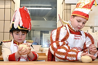 Prinzenbacken 2024-01-16 08  Prinzenbrot und Prinzenbacken - In diesem Jahr war Alles neu. In der Backstube von der Bäckerei und Konditorei „Vormann“ in Duisburg-Schlenk wurde zum 1. Mal unter fachmännischer Anleitung Brot und Hefezopf gebacken. : DVPJ, Matthias I, Leonardo I., Prinz Karneval, Prinz, Prinzessin Milen aI., Hofmarschälle, Pagen, Paginnen, HDK, Duisburg, Karneval, Helau, Tollität, Event, Session 2023, Session 2024, HDK, Duisburg, Hauptausschuss