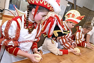 Prinzenbacken 2024-01-16 10  Prinzenbrot und Prinzenbacken - In diesem Jahr war Alles neu. In der Backstube von der Bäckerei und Konditorei „Vormann“ in Duisburg-Schlenk wurde zum 1. Mal unter fachmännischer Anleitung Brot und Hefezopf gebacken. : DVPJ, Matthias I, Leonardo I., Prinz Karneval, Prinz, Prinzessin Milen aI., Hofmarschälle, Pagen, Paginnen, HDK, Duisburg, Karneval, Helau, Tollität, Event, Session 2023, Session 2024, HDK, Duisburg, Hauptausschuss