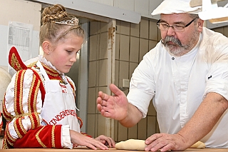 Prinzenbacken 2024-01-16 11  Prinzenbrot und Prinzenbacken - In diesem Jahr war Alles neu. In der Backstube von der Bäckerei und Konditorei „Vormann“ in Duisburg-Schlenk wurde zum 1. Mal unter fachmännischer Anleitung Brot und Hefezopf gebacken. : DVPJ, Matthias I, Leonardo I., Prinz Karneval, Prinz, Prinzessin Milen aI., Hofmarschälle, Pagen, Paginnen, HDK, Duisburg, Karneval, Helau, Tollität, Event, Session 2023, Session 2024, HDK, Duisburg, Hauptausschuss