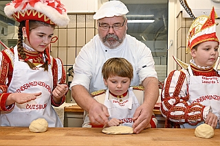 Prinzenbacken 2024-01-16 12  Prinzenbrot und Prinzenbacken - In diesem Jahr war Alles neu. In der Backstube von der Bäckerei und Konditorei „Vormann“ in Duisburg-Schlenk wurde zum 1. Mal unter fachmännischer Anleitung Brot und Hefezopf gebacken. : DVPJ, Matthias I, Leonardo I., Prinz Karneval, Prinz, Prinzessin Milen aI., Hofmarschälle, Pagen, Paginnen, HDK, Duisburg, Karneval, Helau, Tollität, Event, Session 2023, Session 2024, HDK, Duisburg, Hauptausschuss