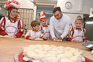 Prinzenbacken 2024-01-16 13  Prinzenbrot und Prinzenbacken - In diesem Jahr war Alles neu. In der Backstube von der Bäckerei und Konditorei „Vormann“ in Duisburg-Schlenk wurde zum 1. Mal unter fachmännischer Anleitung Brot und Hefezopf gebacken. : DVPJ, Matthias I, Leonardo I., Prinz Karneval, Prinz, Prinzessin Milen aI., Hofmarschälle, Pagen, Paginnen, HDK, Duisburg, Karneval, Helau, Tollität, Event, Session 2023, Session 2024, HDK, Duisburg, Hauptausschuss