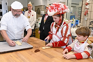 Prinzenbacken 2024-01-16 14  Prinzenbrot und Prinzenbacken - In diesem Jahr war Alles neu. In der Backstube von der Bäckerei und Konditorei „Vormann“ in Duisburg-Schlenk wurde zum 1. Mal unter fachmännischer Anleitung Brot und Hefezopf gebacken. : DVPJ, Matthias I, Leonardo I., Prinz Karneval, Prinz, Prinzessin Milen aI., Hofmarschälle, Pagen, Paginnen, HDK, Duisburg, Karneval, Helau, Tollität, Event, Session 2023, Session 2024, HDK, Duisburg, Hauptausschuss