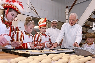 Prinzenbacken 2024-01-16 15  Prinzenbrot und Prinzenbacken - In diesem Jahr war Alles neu. In der Backstube von der Bäckerei und Konditorei „Vormann“ in Duisburg-Schlenk wurde zum 1. Mal unter fachmännischer Anleitung Brot und Hefezopf gebacken. : DVPJ, Matthias I, Leonardo I., Prinz Karneval, Prinz, Prinzessin Milen aI., Hofmarschälle, Pagen, Paginnen, HDK, Duisburg, Karneval, Helau, Tollität, Event, Session 2023, Session 2024, HDK, Duisburg, Hauptausschuss