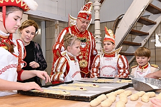 Prinzenbacken 2024-01-16 16  Prinzenbrot und Prinzenbacken - In diesem Jahr war Alles neu. In der Backstube von der Bäckerei und Konditorei „Vormann“ in Duisburg-Schlenk wurde zum 1. Mal unter fachmännischer Anleitung Brot und Hefezopf gebacken. : DVPJ, Matthias I, Leonardo I., Prinz Karneval, Prinz, Prinzessin Milen aI., Hofmarschälle, Pagen, Paginnen, HDK, Duisburg, Karneval, Helau, Tollität, Event, Session 2023, Session 2024, HDK, Duisburg, Hauptausschuss