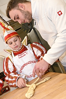 Prinzenbacken 2024-01-16 17  Prinzenbrot und Prinzenbacken - In diesem Jahr war Alles neu. In der Backstube von der Bäckerei und Konditorei „Vormann“ in Duisburg-Schlenk wurde zum 1. Mal unter fachmännischer Anleitung Brot und Hefezopf gebacken. : DVPJ, Matthias I, Leonardo I., Prinz Karneval, Prinz, Prinzessin Milen aI., Hofmarschälle, Pagen, Paginnen, HDK, Duisburg, Karneval, Helau, Tollität, Event, Session 2023, Session 2024, HDK, Duisburg, Hauptausschuss