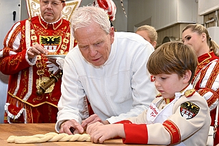 Prinzenbacken 2024-01-16 18  Prinzenbrot und Prinzenbacken - In diesem Jahr war Alles neu. In der Backstube von der Bäckerei und Konditorei „Vormann“ in Duisburg-Schlenk wurde zum 1. Mal unter fachmännischer Anleitung Brot und Hefezopf gebacken. : DVPJ, Matthias I, Leonardo I., Prinz Karneval, Prinz, Prinzessin Milen aI., Hofmarschälle, Pagen, Paginnen, HDK, Duisburg, Karneval, Helau, Tollität, Event, Session 2023, Session 2024, HDK, Duisburg, Hauptausschuss