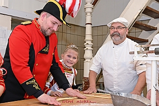 Prinzenbacken 2024-01-16 22  Prinzenbrot und Prinzenbacken - In diesem Jahr war Alles neu. In der Backstube von der Bäckerei und Konditorei „Vormann“ in Duisburg-Schlenk wurde zum 1. Mal unter fachmännischer Anleitung Brot und Hefezopf gebacken. : DVPJ, Matthias I, Leonardo I., Prinz Karneval, Prinz, Prinzessin Milen aI., Hofmarschälle, Pagen, Paginnen, HDK, Duisburg, Karneval, Helau, Tollität, Event, Session 2023, Session 2024, HDK, Duisburg, Hauptausschuss