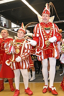 SELGROS 2024-01-20 04  Prinzenwiegen - Nach Jahren fand das ist Prinzenwiegen der Duisburger Prinzencrews wieder in der SELGROS in Rheinhausen statt. Wir schenken das „ausgewogene“ Wurfmaterial den „JECKEN KIDS“ in Duisburg. : DVPJ, Matthias I, Leonardo I., Prinz Karneval, Prinz, Prinzessin Milen aI., Hofmarschälle, Pagen, Paginnen, HDK, Duisburg, Karneval, Helau, Tollität, Event, Session 2023, Session 2024, HDK, Duisburg, Hauptausschuss