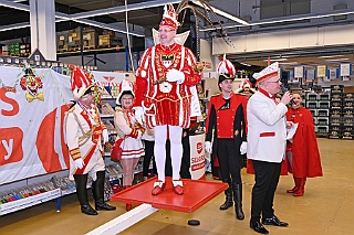 SELGROS 2024-01-20 11  Prinzenwiegen - Nach Jahren fand das ist Prinzenwiegen der Duisburger Prinzencrews wieder in der SELGROS in Rheinhausen statt. Wir schenken das „ausgewogene“ Wurfmaterial den „JECKEN KIDS“ in Duisburg. : DVPJ, Matthias I, Leonardo I., Prinz Karneval, Prinz, Prinzessin Milen aI., Hofmarschälle, Pagen, Paginnen, HDK, Duisburg, Karneval, Helau, Tollität, Event, Session 2023, Session 2024, HDK, Duisburg, Hauptausschuss