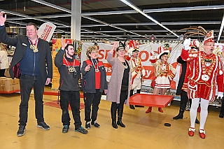 SELGROS 2024-01-20 12  Prinzenwiegen - Nach Jahren fand das ist Prinzenwiegen der Duisburger Prinzencrews wieder in der SELGROS in Rheinhausen statt. Wir schenken das „ausgewogene“ Wurfmaterial den „JECKEN KIDS“ in Duisburg. : DVPJ, Matthias I, Leonardo I., Prinz Karneval, Prinz, Prinzessin Milen aI., Hofmarschälle, Pagen, Paginnen, HDK, Duisburg, Karneval, Helau, Tollität, Event, Session 2023, Session 2024, HDK, Duisburg, Hauptausschuss