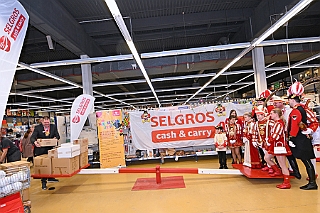 SELGROS 2024-01-20 21  Prinzenwiegen - Nach Jahren fand das ist Prinzenwiegen der Duisburger Prinzencrews wieder in der SELGROS in Rheinhausen statt. Wir schenken das „ausgewogene“ Wurfmaterial den „JECKEN KIDS“ in Duisburg. : DVPJ, Matthias I, Leonardo I., Prinz Karneval, Prinz, Prinzessin Milen aI., Hofmarschälle, Pagen, Paginnen, HDK, Duisburg, Karneval, Helau, Tollität, Event, Session 2023, Session 2024, HDK, Duisburg, Hauptausschuss