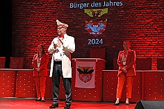 HDK BDJ 2024-01-25 10  Bürger des Jahres - 50 Jahre „Bürger des Jahres“. Am 25. Januar 2024 wurde im  Kultur- und Bürgerzentrum Duisburg-Süd „Steinhof“ Huckingen der Kabarettist und Moderator Wolfgang Tepper zum Bürger des Jahres 2024 ernannt. In einem fulminanten Rahmenprogramm trat u.a. Bernd Stelter auf. : DVPJ, Matthias I, Leonardo I., Prinz Karneval, Prinz, Prinzessin Milen aI., Hofmarschälle, Pagen, Paginnen, HDK, Duisburg, Karneval, Helau, Tollität, Event, Session 2023, Session 2024, HDK, Duisburg, Hauptausschuss