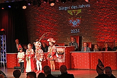 HDK BDJ 2024-01-25 15  Bürger des Jahres - 50 Jahre „Bürger des Jahres“. Am 25. Januar 2024 wurde im  Kultur- und Bürgerzentrum Duisburg-Süd „Steinhof“ Huckingen der Kabarettist und Moderator Wolfgang Tepper zum Bürger des Jahres 2024 ernannt. In einem fulminanten Rahmenprogramm trat u.a. Bernd Stelter auf. : DVPJ, Matthias I, Leonardo I., Prinz Karneval, Prinz, Prinzessin Milen aI., Hofmarschälle, Pagen, Paginnen, HDK, Duisburg, Karneval, Helau, Tollität, Event, Session 2023, Session 2024, HDK, Duisburg, Hauptausschuss