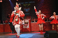 HDK BDJ 2024-01-25 62  Bürger des Jahres - 50 Jahre „Bürger des Jahres“. Am 25. Januar 2024 wurde im  Kultur- und Bürgerzentrum Duisburg-Süd „Steinhof“ Huckingen der Kabarettist und Moderator Wolfgang Tepper zum Bürger des Jahres 2024 ernannt. In einem fulminanten Rahmenprogramm trat u.a. Bernd Stelter auf. : DVPJ, Matthias I, Leonardo I., Prinz Karneval, Prinz, Prinzessin Milen aI., Hofmarschälle, Pagen, Paginnen, HDK, Duisburg, Karneval, Helau, Tollität, Event, Session 2023, Session 2024, HDK, Duisburg, Hauptausschuss