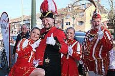 01 SeniorKarn AWO 2024-01-27 02  Tour-Samstag 27. Januar - 2 Mal Seniorenkarneval, bei der AWO und HEWAG, zum Start in den Samstagabend. Danach zu den jüngeren Narren bei der Kindersitzung der Musketiere im Steinhof. Einmal dann über den Rhein zur 2. Kostümsitzung der KG Baerl und zum Pfarrkarneval St.Peter in Rheinhausen. Der 6. Stop ist dann das Kostümfest der KG Op de Hippe Höh im Süden Duisburgs. Dann weiter in die Stadtmitte. Einmal zur Damensitzung der Prinzengarde und zur Sitzung der KG Blau-Gold in der Falkstraße. Und dann zum Highlight des Abends. Heimspiel auf der Prunksitzung von Rot-Weiß Hamborn-Marxloh. : DVPJ, Matthias I, Leonardo I., Prinz Karneval, Prinz, Prinzessin Milen aI., Hofmarschälle, Pagen, Paginnen, HDK, Duisburg, Karneval, Helau, Tollität, Event, Session 2023, Session 2024, HDK, Duisburg, Hauptausschuss