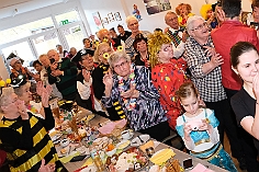 01 SeniorKarn AWO 2024-01-27 04  Tour-Samstag 27. Januar - 2 Mal Seniorenkarneval, bei der AWO und HEWAG, zum Start in den Samstagabend. Danach zu den jüngeren Narren bei der Kindersitzung der Musketiere im Steinhof. Einmal dann über den Rhein zur 2. Kostümsitzung der KG Baerl und zum Pfarrkarneval St.Peter in Rheinhausen. Der 6. Stop ist dann das Kostümfest der KG Op de Hippe Höh im Süden Duisburgs. Dann weiter in die Stadtmitte. Einmal zur Damensitzung der Prinzengarde und zur Sitzung der KG Blau-Gold in der Falkstraße. Und dann zum Highlight des Abends. Heimspiel auf der Prunksitzung von Rot-Weiß Hamborn-Marxloh. : DVPJ, Matthias I, Leonardo I., Prinz Karneval, Prinz, Prinzessin Milen aI., Hofmarschälle, Pagen, Paginnen, HDK, Duisburg, Karneval, Helau, Tollität, Event, Session 2023, Session 2024, HDK, Duisburg, Hauptausschuss