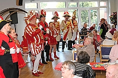 02 SeniorKarn HEWAG 2024-01-27 04  Tour-Samstag 27. Januar - 2 Mal Seniorenkarneval, bei der AWO und HEWAG, zum Start in den Samstagabend. Danach zu den jüngeren Narren bei der Kindersitzung der Musketiere im Steinhof. Einmal dann über den Rhein zur 2. Kostümsitzung der KG Baerl und zum Pfarrkarneval St.Peter in Rheinhausen. Der 6. Stop ist dann das Kostümfest der KG Op de Hippe Höh im Süden Duisburgs. Dann weiter in die Stadtmitte. Einmal zur Damensitzung der Prinzengarde und zur Sitzung der KG Blau-Gold in der Falkstraße. Und dann zum Highlight des Abends. Heimspiel auf der Prunksitzung von Rot-Weiß Hamborn-Marxloh. : DVPJ, Matthias I, Leonardo I., Prinz Karneval, Prinz, Prinzessin Milen aI., Hofmarschälle, Pagen, Paginnen, HDK, Duisburg, Karneval, Helau, Tollität, Event, Session 2023, Session 2024, HDK, Duisburg, Hauptausschuss