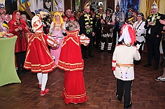 04 KostuemBaerl 2024-01-27 03  Tour-Samstag 27. Januar - 2 Mal Seniorenkarneval, bei der AWO und HEWAG, zum Start in den Samstagabend. Danach zu den jüngeren Narren bei der Kindersitzung der Musketiere im Steinhof. Einmal dann über den Rhein zur 2. Kostümsitzung der KG Baerl und zum Pfarrkarneval St.Peter in Rheinhausen. Der 6. Stop ist dann das Kostümfest der KG Op de Hippe Höh im Süden Duisburgs. Dann weiter in die Stadtmitte. Einmal zur Damensitzung der Prinzengarde und zur Sitzung der KG Blau-Gold in der Falkstraße. Und dann zum Highlight des Abends. Heimspiel auf der Prunksitzung von Rot-Weiß Hamborn-Marxloh. : DVPJ, Matthias I, Leonardo I., Prinz Karneval, Prinz, Prinzessin Milen aI., Hofmarschälle, Pagen, Paginnen, HDK, Duisburg, Karneval, Helau, Tollität, Event, Session 2023, Session 2024, HDK, Duisburg, Hauptausschuss