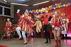 06 KostuemHippeHoeh 2024-01-27 04  Tour-Samstag 27. Januar - 2 Mal Seniorenkarneval, bei der AWO und HEWAG, zum Start in den Samstagabend. Danach zu den jüngeren Narren bei der Kindersitzung der Musketiere im Steinhof. Einmal dann über den Rhein zur 2. Kostümsitzung der KG Baerl und zum Pfarrkarneval St.Peter in Rheinhausen. Der 6. Stop ist dann das Kostümfest der KG Op de Hippe Höh im Süden Duisburgs. Dann weiter in die Stadtmitte. Einmal zur Damensitzung der Prinzengarde und zur Sitzung der KG Blau-Gold in der Falkstraße. Und dann zum Highlight des Abends. Heimspiel auf der Prunksitzung von Rot-Weiß Hamborn-Marxloh. : DVPJ, Matthias I, Leonardo I., Prinz Karneval, Prinz, Prinzessin Milen aI., Hofmarschälle, Pagen, Paginnen, HDK, Duisburg, Karneval, Helau, Tollität, Event, Session 2023, Session 2024, HDK, Duisburg, Hauptausschuss