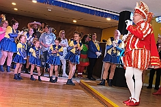 08 KGBlauGold 2024-01-27 03  Tour-Samstag 27. Januar - 2 Mal Seniorenkarneval, bei der AWO und HEWAG, zum Start in den Samstagabend. Danach zu den jüngeren Narren bei der Kindersitzung der Musketiere im Steinhof. Einmal dann über den Rhein zur 2. Kostümsitzung der KG Baerl und zum Pfarrkarneval St.Peter in Rheinhausen. Der 6. Stop ist dann das Kostümfest der KG Op de Hippe Höh im Süden Duisburgs. Dann weiter in die Stadtmitte. Einmal zur Damensitzung der Prinzengarde und zur Sitzung der KG Blau-Gold in der Falkstraße. Und dann zum Highlight des Abends. Heimspiel auf der Prunksitzung von Rot-Weiß Hamborn-Marxloh. : DVPJ, Matthias I, Leonardo I., Prinz Karneval, Prinz, Prinzessin Milen aI., Hofmarschälle, Pagen, Paginnen, HDK, Duisburg, Karneval, Helau, Tollität, Event, Session 2023, Session 2024, HDK, Duisburg, Hauptausschuss