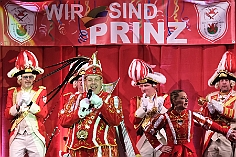 09 PrunksRWHambMarxl 2024-01-27 09  Tour-Samstag 27. Januar - 2 Mal Seniorenkarneval, bei der AWO und HEWAG, zum Start in den Samstagabend. Danach zu den jüngeren Narren bei der Kindersitzung der Musketiere im Steinhof. Einmal dann über den Rhein zur 2. Kostümsitzung der KG Baerl und zum Pfarrkarneval St.Peter in Rheinhausen. Der 6. Stop ist dann das Kostümfest der KG Op de Hippe Höh im Süden Duisburgs. Dann weiter in die Stadtmitte. Einmal zur Damensitzung der Prinzengarde und zur Sitzung der KG Blau-Gold in der Falkstraße. Und dann zum Highlight des Abends. Heimspiel auf der Prunksitzung von Rot-Weiß Hamborn-Marxloh. : DVPJ, Matthias I, Leonardo I., Prinz Karneval, Prinz, Prinzessin Milen aI., Hofmarschälle, Pagen, Paginnen, HDK, Duisburg, Karneval, Helau, Tollität, Event, Session 2023, Session 2024, HDK, Duisburg, Hauptausschuss