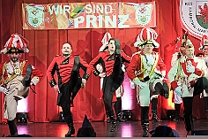 09 PrunksRWHambMarxl 2024-01-27 30  Tour-Samstag 27. Januar - 2 Mal Seniorenkarneval, bei der AWO und HEWAG, zum Start in den Samstagabend. Danach zu den jüngeren Narren bei der Kindersitzung der Musketiere im Steinhof. Einmal dann über den Rhein zur 2. Kostümsitzung der KG Baerl und zum Pfarrkarneval St.Peter in Rheinhausen. Der 6. Stop ist dann das Kostümfest der KG Op de Hippe Höh im Süden Duisburgs. Dann weiter in die Stadtmitte. Einmal zur Damensitzung der Prinzengarde und zur Sitzung der KG Blau-Gold in der Falkstraße. Und dann zum Highlight des Abends. Heimspiel auf der Prunksitzung von Rot-Weiß Hamborn-Marxloh. : DVPJ, Matthias I, Leonardo I., Prinz Karneval, Prinz, Prinzessin Milen aI., Hofmarschälle, Pagen, Paginnen, HDK, Duisburg, Karneval, Helau, Tollität, Event, Session 2023, Session 2024, HDK, Duisburg, Hauptausschuss