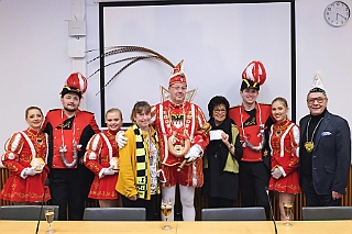 01 CDU Ratsfrak 2024-01-31 11  Vom Rathaus in die Brauerei - Die CDU Ratsfraktion hat ins Duisburger Rathaus eingeladen. Zur Tradition gehört auch die Verleihung des Wurstordens. Gut gestärkt ging es dann in den Theodor König Keller zum Sponsorenempfang der König Brauerei. : DVPJ, Matthias I, Leonardo I., Prinz Karneval, Prinz, Prinzessin Milen aI., Hofmarschälle, Pagen, Paginnen, HDK, Duisburg, Karneval, Helau, Tollität, Event, Session 2023, Session 2024, HDK, Duisburg, Hauptausschuss