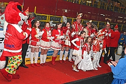 01 HDKKarneOnIce 2024-02-02 08  HDK und Marxloher Jecken - Neuauflage von „Karneval on Ice“ in der PreZero Rheinlarndhalle. Eislaufen bei karnevalistischem Show-Programm. Eishockey wurde auch gespielt, Team Karneval und Team Rathaus trennten sich unentschieden. Dann zur 2. Neuauflage, Karnevals-Party der Marxloher Jecken im „Haus Birken“ in Neumühl. : DVPJ, Matthias I, Leonardo I., Prinz Karneval, Prinz, Prinzessin Milen aI., Hofmarschälle, Pagen, Paginnen, HDK, Duisburg, Karneval, Helau, Tollität, Event, Session 2023, Session 2024, HDK, Duisburg, Hauptausschuss