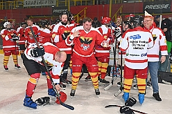 01 HDKKarneOnIce 2024-02-02 23  HDK und Marxloher Jecken - Neuauflage von „Karneval on Ice“ in der PreZero Rheinlarndhalle. Eislaufen bei karnevalistischem Show-Programm. Eishockey wurde auch gespielt, Team Karneval und Team Rathaus trennten sich unentschieden. Dann zur 2. Neuauflage, Karnevals-Party der Marxloher Jecken im „Haus Birken“ in Neumühl. : DVPJ, Matthias I, Leonardo I., Prinz Karneval, Prinz, Prinzessin Milen aI., Hofmarschälle, Pagen, Paginnen, HDK, Duisburg, Karneval, Helau, Tollität, Event, Session 2023, Session 2024, HDK, Duisburg, Hauptausschuss