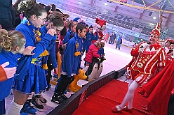 01 HDKKarneOnIce 2024-02-02 39  HDK und Marxloher Jecken - Neuauflage von „Karneval on Ice“ in der PreZero Rheinlarndhalle. Eislaufen bei karnevalistischem Show-Programm. Eishockey wurde auch gespielt, Team Karneval und Team Rathaus trennten sich unentschieden. Dann zur 2. Neuauflage, Karnevals-Party der Marxloher Jecken im „Haus Birken“ in Neumühl. : DVPJ, Matthias I, Leonardo I., Prinz Karneval, Prinz, Prinzessin Milen aI., Hofmarschälle, Pagen, Paginnen, HDK, Duisburg, Karneval, Helau, Tollität, Event, Session 2023, Session 2024, HDK, Duisburg, Hauptausschuss