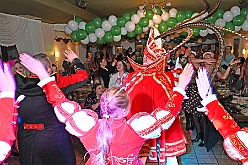 02 KarnevalspMarxLohJecken 2024-02-02 12  HDK und Marxloher Jecken - Neuauflage von „Karneval on Ice“ in der PreZero Rheinlarndhalle. Eislaufen bei karnevalistischem Show-Programm. Eishockey wurde auch gespielt, Team Karneval und Team Rathaus trennten sich unentschieden. Dann zur 2. Neuauflage, Karnevals-Party der Marxloher Jecken im „Haus Birken“ in Neumühl. : DVPJ, Matthias I, Leonardo I., Prinz Karneval, Prinz, Prinzessin Milen aI., Hofmarschälle, Pagen, Paginnen, HDK, Duisburg, Karneval, Helau, Tollität, Event, Session 2023, Session 2024, HDK, Duisburg, Hauptausschuss