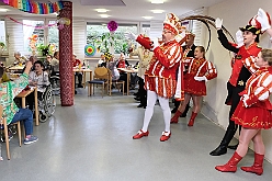 01 SeniorStJosef 2024-02-05 11  ..u.a. Besuch im WDR - Wir starten in den Nachmittag beim Seniorenkarneval im Caritas-Altenheim St. Josef in Hamborn. Dann fahren wir Richtung Innenhafen. Hier erwarten uns die Senioren im AWO Seniorenzentrum Innenhafen. Nur wenige Meter entfernt geht es dann ins WDR Landesstudio in der Schifferstraße. Prinz Matthias I. im Gespräch mit Ines Rothmeier in der Lokalzeit. : DVPJ, Matthias I, Leonardo I., Prinz Karneval, Prinz, Prinzessin Milen aI., Hofmarschälle, Pagen, Paginnen, HDK, Duisburg, Karneval, Helau, Tollität, Event, Session 2023, Session 2024, HDK, Duisburg, Hauptausschuss