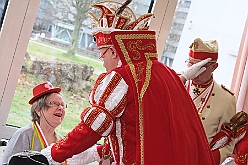 02 SeniorInnenhafen 2024-02-05 04  ..u.a. Besuch im WDR - Wir starten in den Nachmittag beim Seniorenkarneval im Caritas-Altenheim St. Josef in Hamborn. Dann fahren wir Richtung Innenhafen. Hier erwarten uns die Senioren im AWO Seniorenzentrum Innenhafen. Nur wenige Meter entfernt geht es dann ins WDR Landesstudio in der Schifferstraße. Prinz Matthias I. im Gespräch mit Ines Rothmeier in der Lokalzeit. : DVPJ, Matthias I, Leonardo I., Prinz Karneval, Prinz, Prinzessin Milen aI., Hofmarschälle, Pagen, Paginnen, HDK, Duisburg, Karneval, Helau, Tollität, Event, Session 2023, Session 2024, HDK, Duisburg, Hauptausschuss