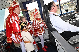 duisport 2024-02-09 12  Ein Fahrt mit der Karl Jarres mit duisport - Gern folgten se. Tollität Prinz Matthias I., Kinderprinz Leonardo I. mit Prinzessin Milena I. und ihren Crews der Einladung von duisport zu einer Fahrt über den Rhein mit der Karl Jarres. Inklusiv war eine Stop am Löschboot der Duisburger Feuerwehr. : DVPJ, Matthias I, Leonardo I., Prinz Karneval, Prinz, Prinzessin Milen aI., Hofmarschälle, Pagen, Paginnen, HDK, Duisburg, Karneval, Helau, Tollität, Event, Session 2023, Session 2024, HDK, Duisburg, Hauptausschuss