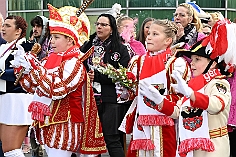 01 BiwakEhrengarde 2024-02-10 17  Tour-Samstag, 10. Februar - Es war ein enspanter Karnevalssamstag. Nach dem Biwak am Vormittag bei der Ehrengarde auf dem Platz vor dem Forum folgten Abends noch 6 weitere Acts. Die St. Ewaldi Schützen und die KG Rot-Gold feierten in Laar. Danach folgten die Roten Funken, das Coupe 1900, die KG Südstern und die „Blauen Jungs“ bei Alle Mann an Bord. : DVPJ, Matthias I, Leonardo I., Prinz Karneval, Prinz, Prinzessin Milen aI., Hofmarschälle, Pagen, Paginnen, HDK, Duisburg, Karneval, Helau, Tollität, Event, Session 2023, Session 2024, HDK, Duisburg, Hauptausschuss