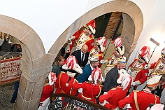 Kinderkarnevalszug 2024-02-11 04  Am Kinderkarnevalszug  - Im Hamborner Rathaus wurde Teneriffas Blumenkönigin Selene mit ihrem Gefolge und einer Abordnung der Düsseldorfer Ehrengarde empfangen. Danach bejubelten wir von der Bühne an der Sparkasse dem 60. Kinderkarnevalszug und Kinderprinzencrew zu. : DVPJ, Matthias I, Leonardo I., Prinz Karneval, Prinz, Prinzessin Milen aI., Hofmarschälle, Pagen, Paginnen, HDK, Duisburg, Karneval, Helau, Tollität, Event, Session 2023, Session 2024, HDK, Duisburg, Hauptausschuss