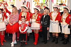 Kinderkarnevalszug 2024-02-11 07  Am Kinderkarnevalszug  - Im Hamborner Rathaus wurde Teneriffas Blumenkönigin Selene mit ihrem Gefolge und einer Abordnung der Düsseldorfer Ehrengarde empfangen. Danach bejubelten wir von der Bühne an der Sparkasse dem 60. Kinderkarnevalszug und Kinderprinzencrew zu. : DVPJ, Matthias I, Leonardo I., Prinz Karneval, Prinz, Prinzessin Milen aI., Hofmarschälle, Pagen, Paginnen, HDK, Duisburg, Karneval, Helau, Tollität, Event, Session 2023, Session 2024, HDK, Duisburg, Hauptausschuss