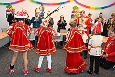 Kinderkarnevalszug 2024-02-11 21  Am Kinderkarnevalszug  - Im Hamborner Rathaus wurde Teneriffas Blumenkönigin Selene mit ihrem Gefolge und einer Abordnung der Düsseldorfer Ehrengarde empfangen. Danach bejubelten wir von der Bühne an der Sparkasse dem 60. Kinderkarnevalszug und Kinderprinzencrew zu. : DVPJ, Matthias I, Leonardo I., Prinz Karneval, Prinz, Prinzessin Milen aI., Hofmarschälle, Pagen, Paginnen, HDK, Duisburg, Karneval, Helau, Tollität, Event, Session 2023, Session 2024, HDK, Duisburg, Hauptausschuss