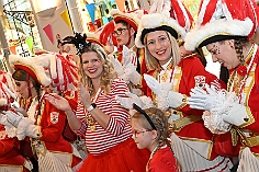 Kinderkarnevalszug 2024-02-11 22  Am Kinderkarnevalszug  - Im Hamborner Rathaus wurde Teneriffas Blumenkönigin Selene mit ihrem Gefolge und einer Abordnung der Düsseldorfer Ehrengarde empfangen. Danach bejubelten wir von der Bühne an der Sparkasse dem 60. Kinderkarnevalszug und Kinderprinzencrew zu. : DVPJ, Matthias I, Leonardo I., Prinz Karneval, Prinz, Prinzessin Milen aI., Hofmarschälle, Pagen, Paginnen, HDK, Duisburg, Karneval, Helau, Tollität, Event, Session 2023, Session 2024, HDK, Duisburg, Hauptausschuss