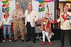 Kinderkarnevalszug 2024-02-11 26  Am Kinderkarnevalszug  - Im Hamborner Rathaus wurde Teneriffas Blumenkönigin Selene mit ihrem Gefolge und einer Abordnung der Düsseldorfer Ehrengarde empfangen. Danach bejubelten wir von der Bühne an der Sparkasse dem 60. Kinderkarnevalszug und Kinderprinzencrew zu. : DVPJ, Matthias I, Leonardo I., Prinz Karneval, Prinz, Prinzessin Milen aI., Hofmarschälle, Pagen, Paginnen, HDK, Duisburg, Karneval, Helau, Tollität, Event, Session 2023, Session 2024, HDK, Duisburg, Hauptausschuss