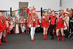 Kinderkarnevalszug 2024-02-11 37  Am Kinderkarnevalszug  - Im Hamborner Rathaus wurde Teneriffas Blumenkönigin Selene mit ihrem Gefolge und einer Abordnung der Düsseldorfer Ehrengarde empfangen. Danach bejubelten wir von der Bühne an der Sparkasse dem 60. Kinderkarnevalszug und Kinderprinzencrew zu. : DVPJ, Matthias I, Leonardo I., Prinz Karneval, Prinz, Prinzessin Milen aI., Hofmarschälle, Pagen, Paginnen, HDK, Duisburg, Karneval, Helau, Tollität, Event, Session 2023, Session 2024, HDK, Duisburg, Hauptausschuss