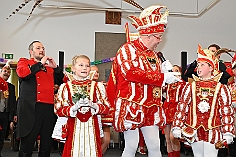 Kinderkarnevalszug 2024-02-11 39  Am Kinderkarnevalszug  - Im Hamborner Rathaus wurde Teneriffas Blumenkönigin Selene mit ihrem Gefolge und einer Abordnung der Düsseldorfer Ehrengarde empfangen. Danach bejubelten wir von der Bühne an der Sparkasse dem 60. Kinderkarnevalszug und Kinderprinzencrew zu. : DVPJ, Matthias I, Leonardo I., Prinz Karneval, Prinz, Prinzessin Milen aI., Hofmarschälle, Pagen, Paginnen, HDK, Duisburg, Karneval, Helau, Tollität, Event, Session 2023, Session 2024, HDK, Duisburg, Hauptausschuss