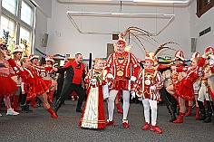 Kinderkarnevalszug 2024-02-11 40  Am Kinderkarnevalszug  - Im Hamborner Rathaus wurde Teneriffas Blumenkönigin Selene mit ihrem Gefolge und einer Abordnung der Düsseldorfer Ehrengarde empfangen. Danach bejubelten wir von der Bühne an der Sparkasse dem 60. Kinderkarnevalszug und Kinderprinzencrew zu. : DVPJ, Matthias I, Leonardo I., Prinz Karneval, Prinz, Prinzessin Milen aI., Hofmarschälle, Pagen, Paginnen, HDK, Duisburg, Karneval, Helau, Tollität, Event, Session 2023, Session 2024, HDK, Duisburg, Hauptausschuss